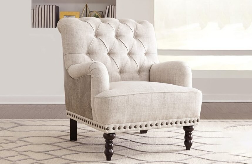 Traditional style accent chair